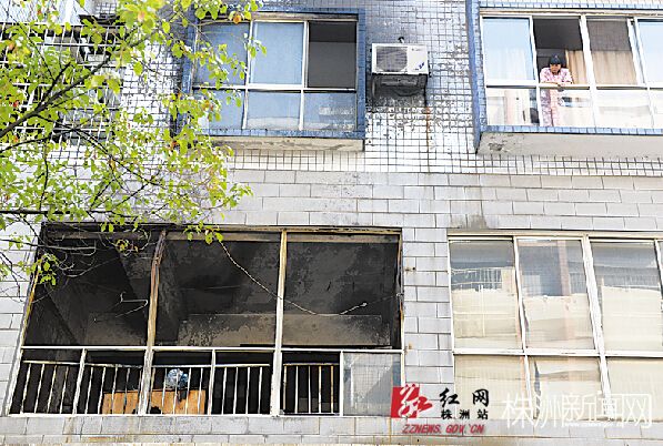 3楼外墙被熏黑。熊威 摄