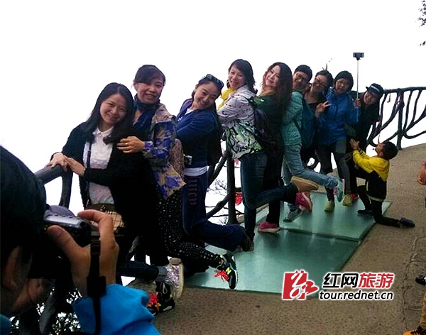 主持人采访团在天门山玻璃栈道。李东风 摄