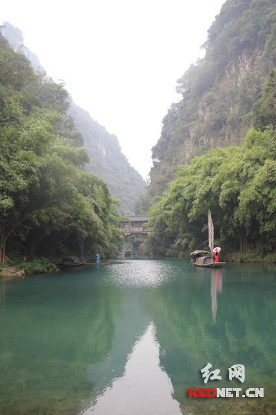 “幺妹”水中游.