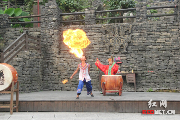 土家风情表演。