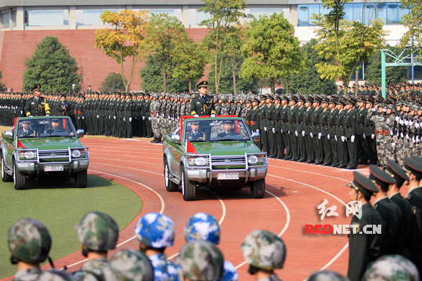 国防科技大学校长杨学军检阅干部学员方队。