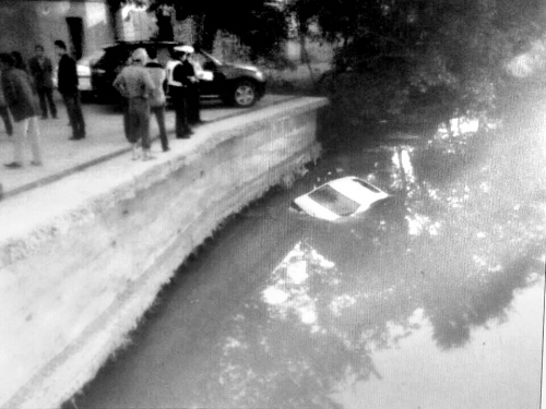 车辆困在水中(照片由王店派出所提供)