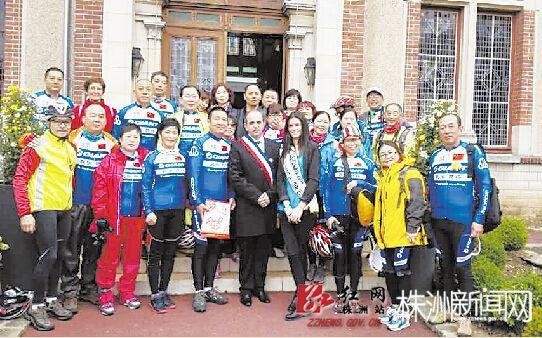 前日,在法国诺让·勒华市,该市市长(前排右五)和骑行团队合影。唐文胜 供图