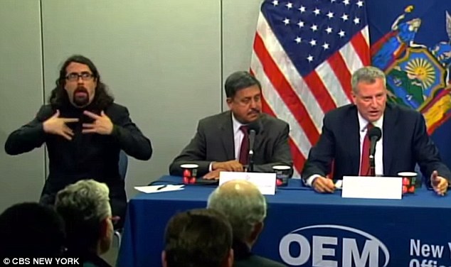 据英国《每日邮报》10月26日报道，美国纽约上周确诊首例感染埃博拉患者，市长白思豪联同卫生官员召开记者会，但观众焦点却不在埃博拉个案上，而是坐在白思豪旁边的手语传译员。这名手语传译员表情丰富、动作夸张，为沉闷的记者会添加不少笑料，一夜间成为大批网民追捧的对象。（网页截图）