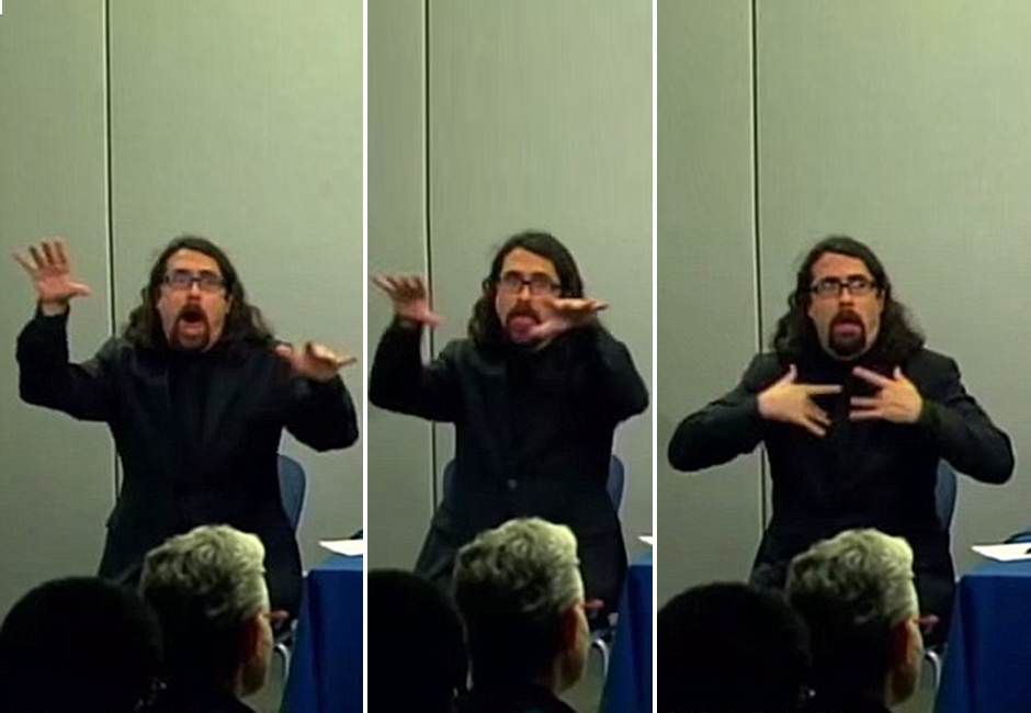 据英国《每日邮报》10月26日报道，美国纽约上周确诊首例感染埃博拉患者，市长白思豪联同卫生官员召开记者会，但观众焦点却不在埃博拉个案上，而是坐在白思豪旁边的手语传译员。这名手语传译员表情丰富、动作夸张，为沉闷的记者会添加不少笑料，一夜间成为大批网民追捧的对象。（网页截图）