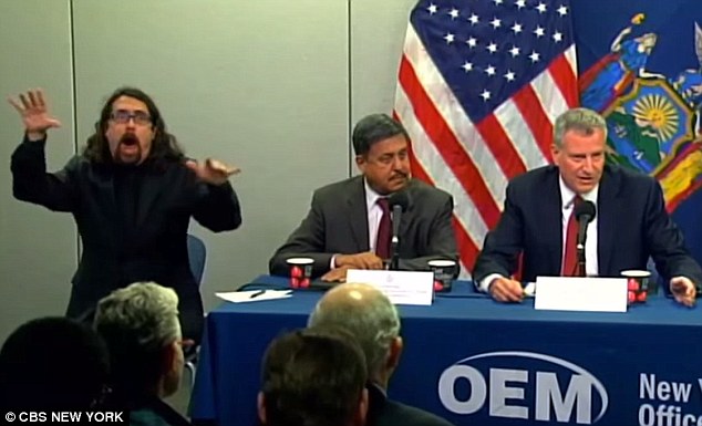 据英国《每日邮报》10月26日报道，美国纽约上周确诊首例感染埃博拉患者，市长白思豪联同卫生官员召开记者会，但观众焦点却不在埃博拉个案上，而是坐在白思豪旁边的手语传译员。这名手语传译员表情丰富、动作夸张，为沉闷的记者会添加不少笑料，一夜间成为大批网民追捧的对象。（网页截图）