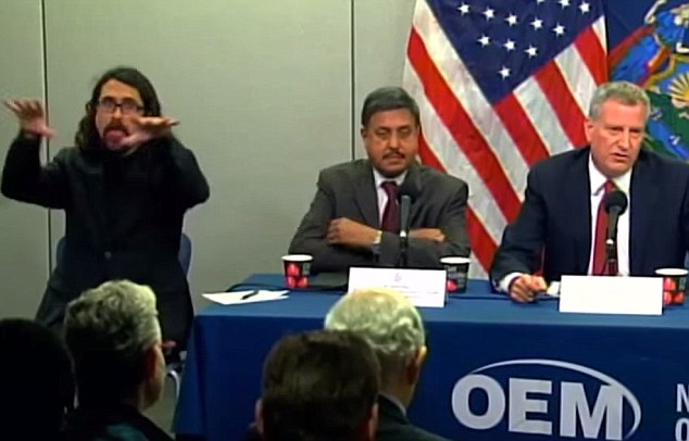 据英国《每日邮报》10月26日报道，美国纽约上周确诊首例感染埃博拉患者，市长白思豪联同卫生官员召开记者会，但观众焦点却不在埃博拉个案上，而是坐在白思豪旁边的手语传译员。这名手语传译员表情丰富、动作夸张，为沉闷的记者会添加不少笑料，一夜间成为大批网民追捧的对象。（网页截图）