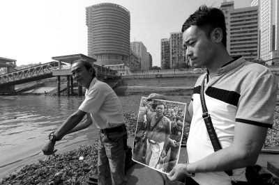 昨天下午，在陈忠贵救人失踪水域附近的趸船上，童师傅讲述当时和陈忠贵一起下水救人的经过。陈忠贵的儿子拿着父亲的照片站在一旁说，他希望被救的3名青年能勇敢地站出来，为父亲的见义勇为作证明。