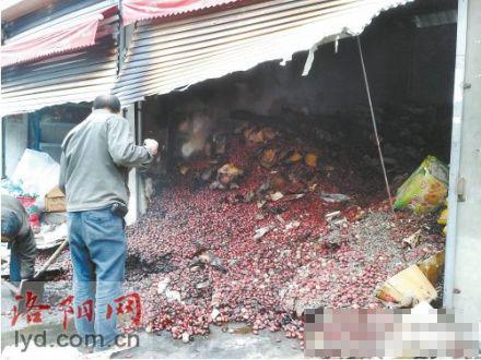 男子纵火烧情敌商铺 引燃周边7家商铺(图)