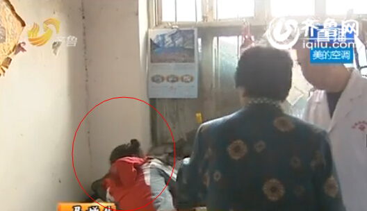 小赵拒不配合医生的检查(视频截图)