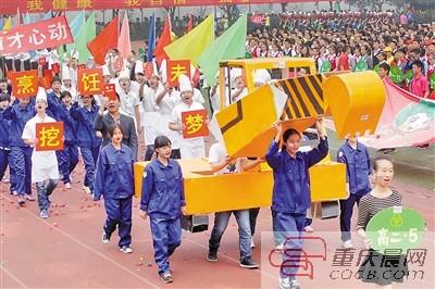 “蓝翔挖掘机”方队来了。