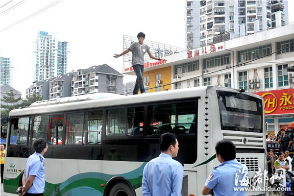男子吸毒后幻觉被追杀，打开窗户（画圈处）爬上车顶