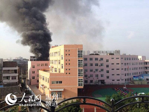 着火民房紧挨学校,现场浓烟滚滚