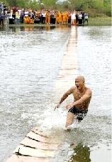 网传“轻功水上漂” 嵩山少林武僧：只有小说里才有