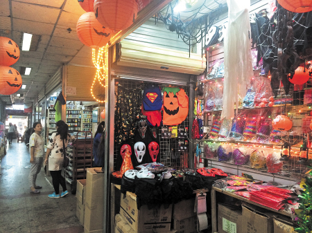 在下河街商贸城内,一些店子出售骷髅斗篷、鬼脸面具等恐怖道具。 聂映荣 王志伟 摄影报道
