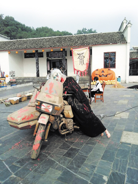 万圣节临近,世界之窗设置了一些恐怖场景,有些小女孩经过时被吓得尖叫。 邹麟 摄