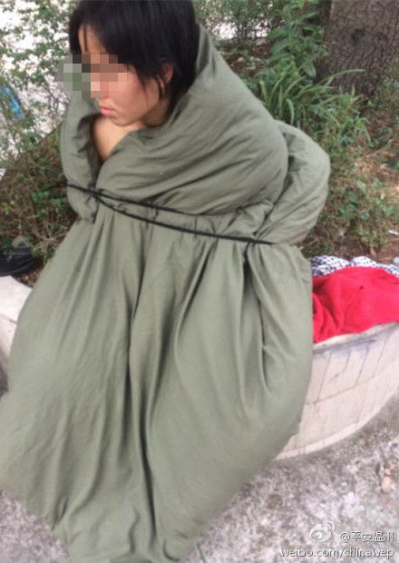 温州街头现裸女拦路砸车 警方寻其身份线索(图)