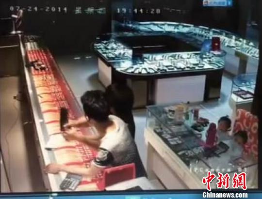 六旬广场舞大妈徒手生擒持刀抢金店劫匪（图）