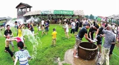 郴州仙乐水上休闲度假村暑假天天有“泼水节” 黄建华摄