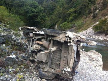 车祸现场，面包车成了铁疙瘩。