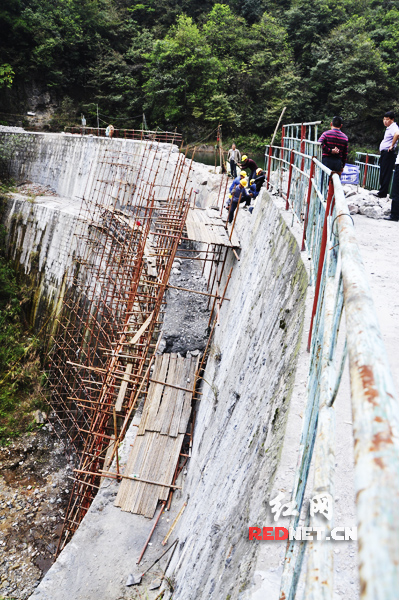 景区正对二岔溪水库的防洪堤进行整修加固。