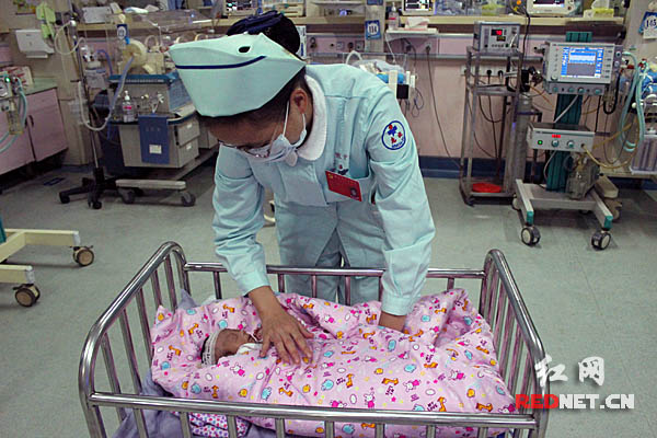 小民政住进湖南省儿童医院新生儿一科病房。)