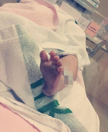 关喆晒爱子的小脚丫