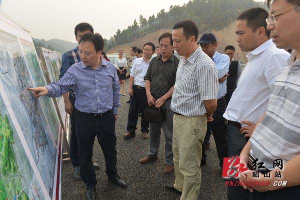 区党工委书记杨晓军向杨真平介绍昭山大道建设情况.