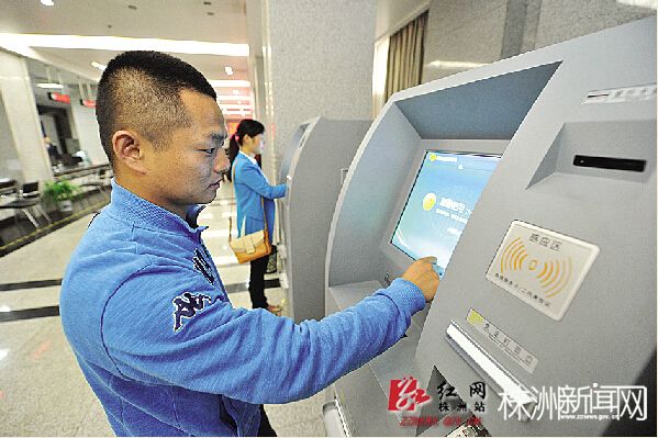 在天元区地税局办税大厅内，纳税人正在使用自助办税机缴税。谭清云 摄