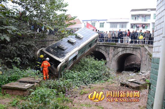 客车栽倒在桥下