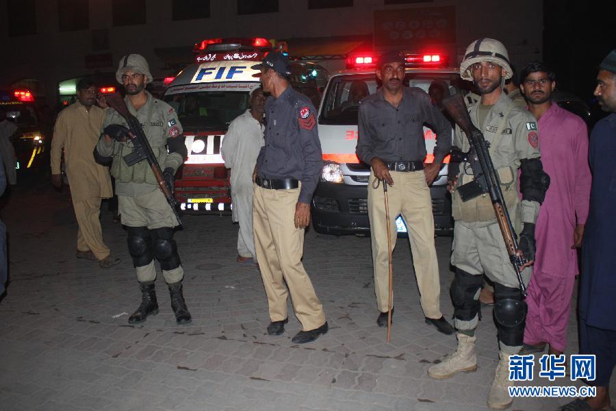  11月2日，在巴基斯坦拉合尔，巴基斯坦士兵在一家医院外执勤。