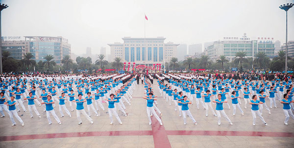 全民健身挑战日 郴州市15万市民齐聚户外做运