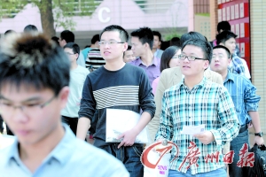 去年国考笔试结束后，考生走出考场。