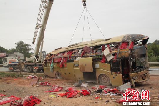 广西大客车失控侧翻致2人死亡1人受伤（组图）