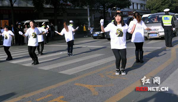 由专业舞者、驾驶员志愿者、小学生志愿者以及交警、协警组成的快闪团队，在斑马线上翩翩起舞