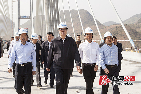 11月3日上午，湖南省委书记、省人大常委会主任徐守盛[左二]一行来到汝郴高速公路赤石特大桥施工现场考察大桥建设情况。