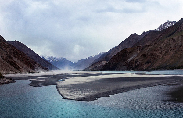 夫妇俩穿越东欧到达亚洲,沿途拍摄到许多美景。(网页截图)