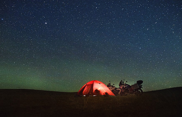 他们曾遭遇沙尘暴和严寒,且数天无法洗澡。(网页截图)