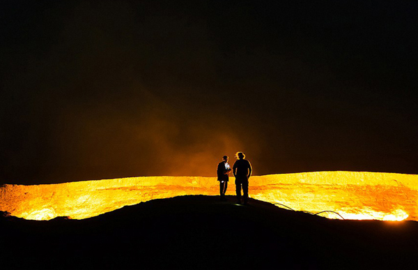 夫妇俩途中遇到许多特别场景,比如在土库曼斯坦看到了“地狱之门”。(网页截图)