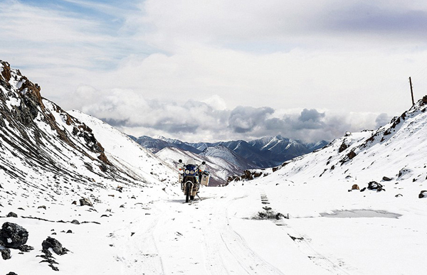 图为塔吉克斯坦4600米高的山峰上。(网页截图)