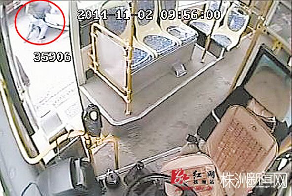 救援现场，一群株洲好人正在将事故小车抬起（图中红圈处）
