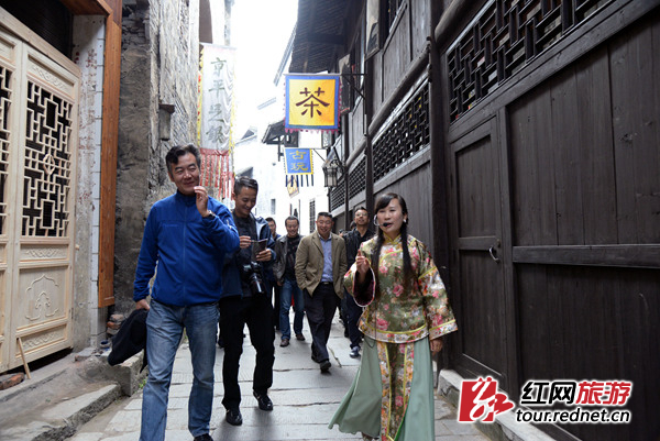 李栓科与中国南极科考队部分队员在湖南洪江古商城体验明清穿越游