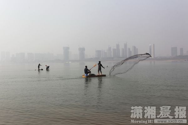 10月23日，长沙湘江边北辰三角洲附近，天气好渔民划着简单的筏子正在捕鱼。 图记者 华剑_nEO_IMG.jpg