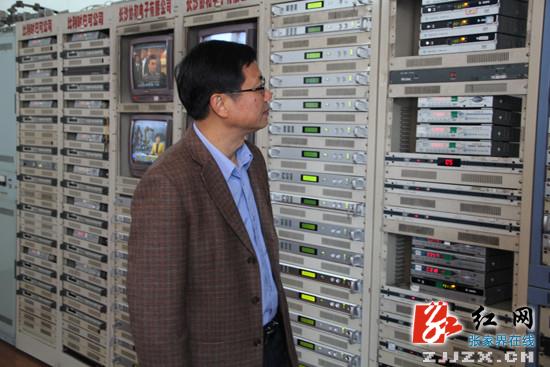 邱初开到慈利县广播电视台看望新闻工作人员