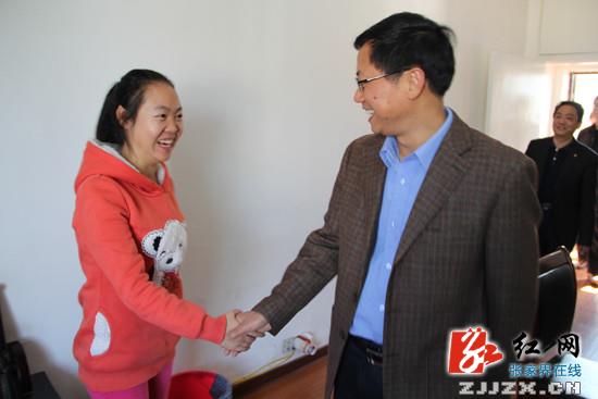 邱初开到慈利县广播电视台看望新闻工作人员