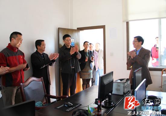 邱初开到慈利县广播电视台看望新闻工作人员