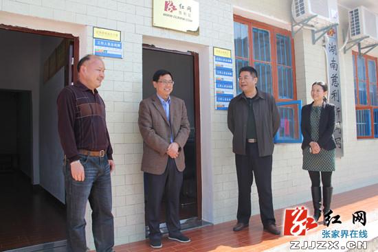 邱初开到慈利县广播电视台看望新闻工作人员