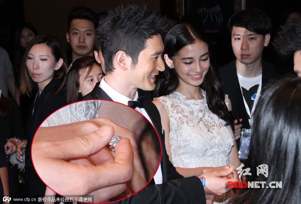 黄晓明携baby亲密亮相 向友人秀鸽子蛋钻戒