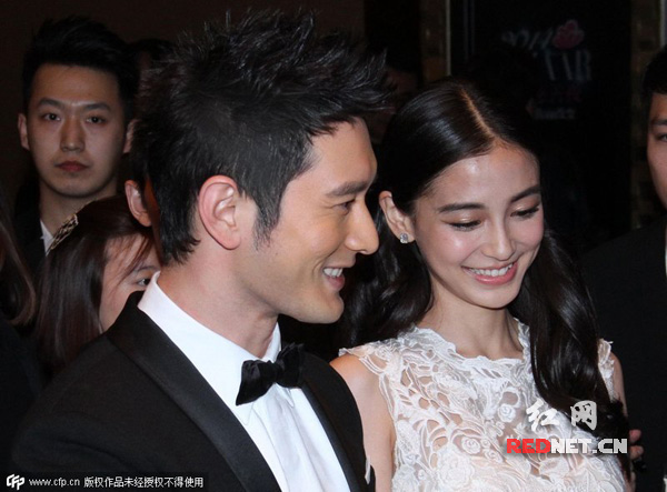 黄晓明携baby亲密亮相 向友人秀鸽子蛋钻戒