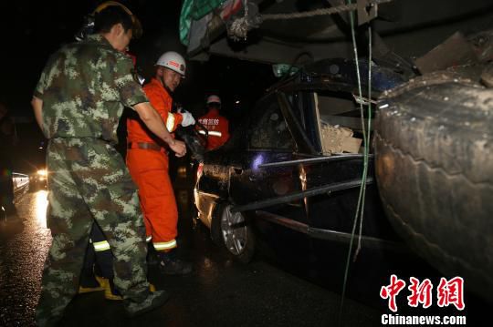 云南普洱发生一起交通事故 造成2死1重伤(图)